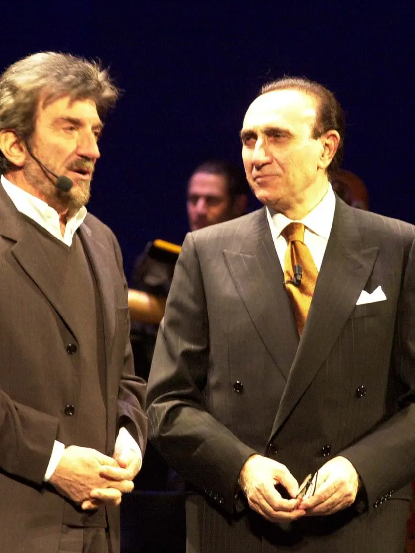 Nel 2001 fu affidata a Pippo Baudo la conduzione di “Bentornato Politeama". Con Baudo sul palco si alternarono tra gli altri Gigi Proietti