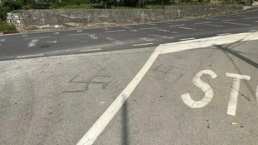 Le svastiche incise sull’asfalto a San Floriano, in località Valerisce
