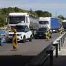 Come si presentava lunedì mattina l’ingresso in Italia al valico confinario di Fernetti: auto e Tir in coda nell’unica corsia prevista. Foto andrea lasorte