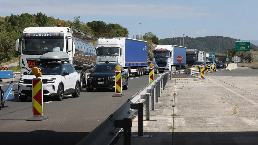 Come si presentava lunedì mattina l’ingresso in Italia al valico confinario di Fernetti: auto e Tir in coda nell’unica corsia prevista. Foto andrea lasorte