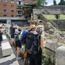 Un gruppo di turisti in visita al Teatro Romano (foto Lasorte)
