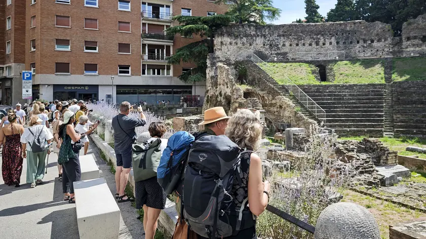 Un gruppo di turisti in visita al Teatro Romano (foto Lasorte)