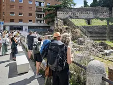 Un gruppo di turisti in visita al Teatro Romano (foto Lasorte)