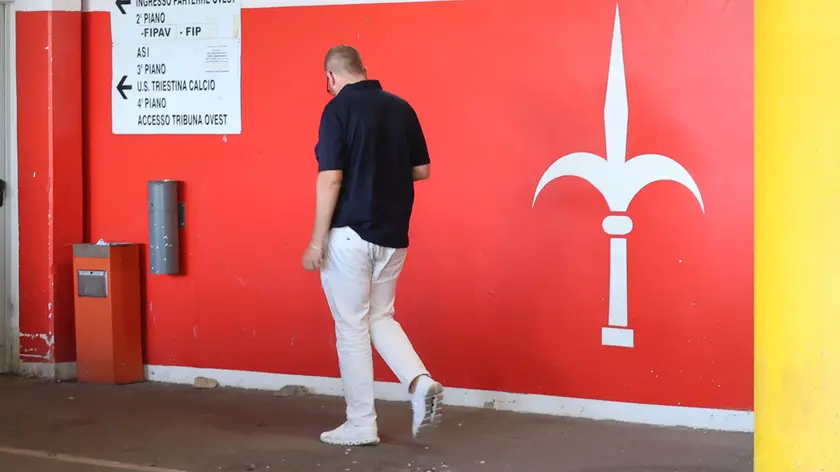 Il dg della Triestina Alex Menta nel garage dello stadio Rocco. Foto Lasorte