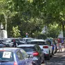 Piazza Cesare Battisti è molto frequentata ma è ridotta a un grande parcheggio (Tibaldi)