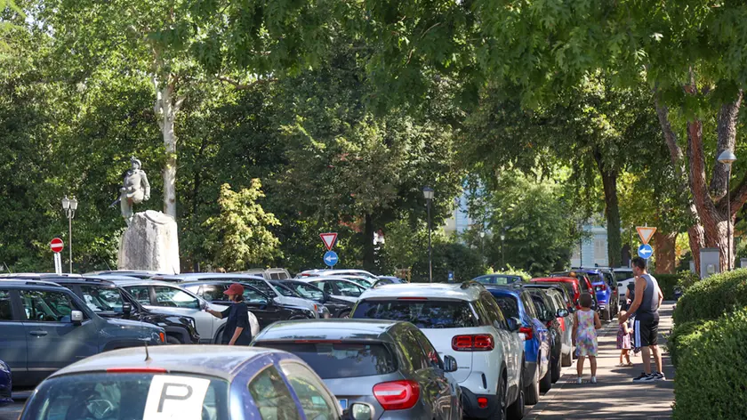 Piazza Cesare Battisti è molto frequentata ma è ridotta a un grande parcheggio (Tibaldi)