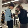 Giulia Mladossich - a sinistra, con la videocamera super 16 mm in mano - si confronta con una collega