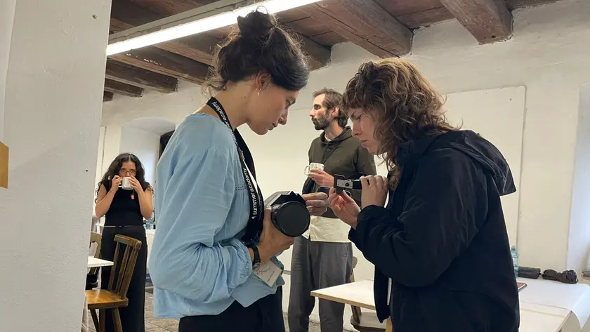 Giulia Mladossich - a sinistra, con la videocamera super 16 mm in mano - si confronta con una collega