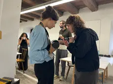 Giulia Mladossich - a sinistra, con la videocamera super 16 mm in mano - si confronta con una collega