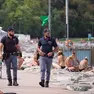 Agenti di polizia impegnati domenica durante un controllo sul lungomare di Muggia Foto Massimo Silvano