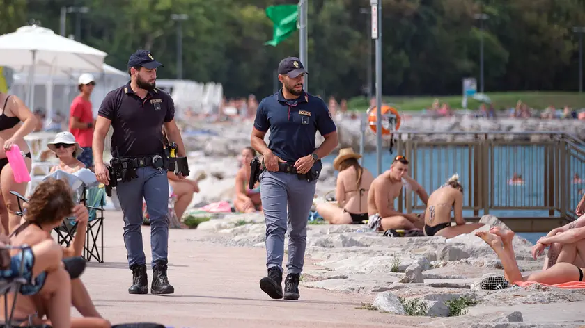 Agenti di polizia impegnati domenica durante un controllo sul lungomare di Muggia Foto Massimo Silvano