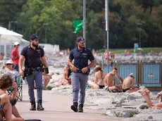 Agenti di polizia impegnati domenica durante un controllo sul lungomare di Muggia Foto Massimo Silvano