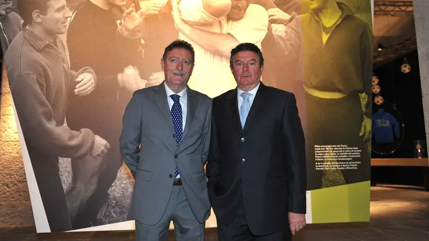 Tito e Bruno davanti all’immagine del padre alla mostra del 2012
