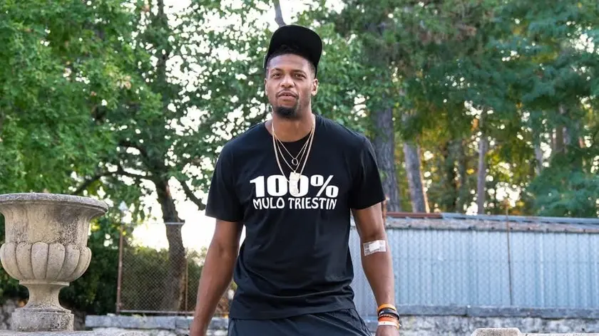 Jeff Brooks ha sfoggiato una maglietta con scritto “100% mulo triestin”