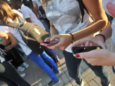 Ragazzi con il telefonino in una foto di archivio