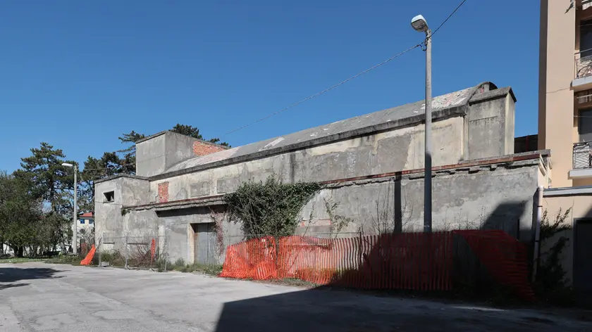 L'esterno dell'ex cinema-teatro in via dei Papaveri a Opicina (Lasorte)