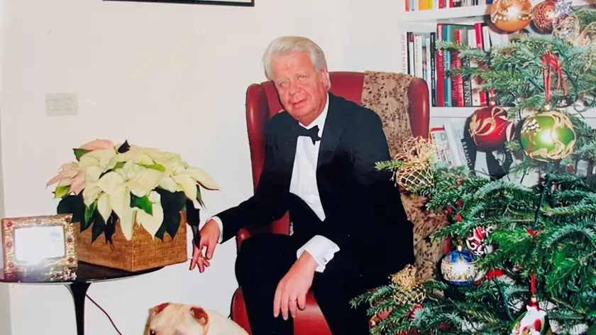 Il commercialista Piero Valentincic con il suo cane, lo shar pei Teodoro