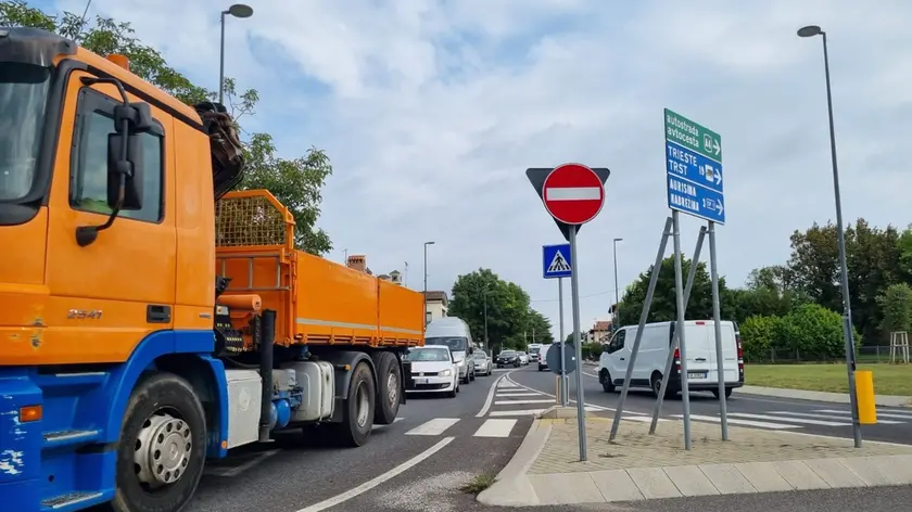 La colonna di auto e mezzi pesanti alla rotonda del bivio “Tre Noci” di Sistiana. Fotoservizio Lasorte