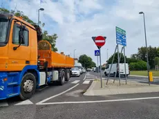 La colonna di auto e mezzi pesanti alla rotonda del bivio “Tre Noci” di Sistiana. Fotoservizio Lasorte