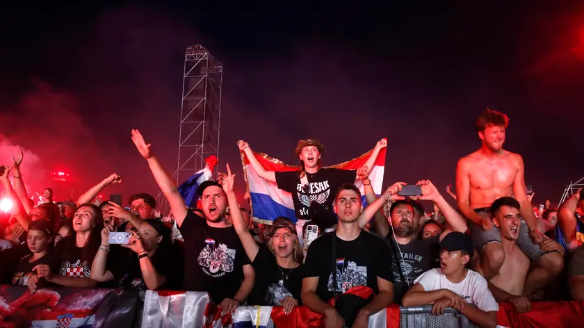 Un primo piano dei supporter del cantante ultranazionalista Thompson