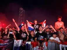 Un primo piano dei supporter del cantante ultranazionalista Thompson