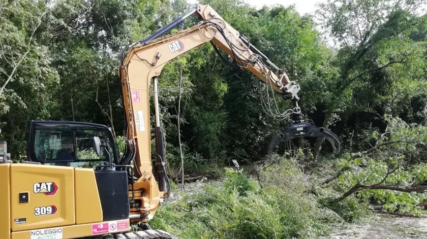 Una ruspa in azione nel Parco dell’Isonzo in zona Campagnuzza