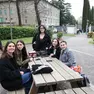 Studentesse nel giardino del polo universitario di via Alviano