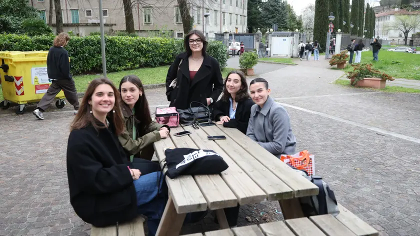 Studentesse nel giardino del polo universitario di via Alviano
