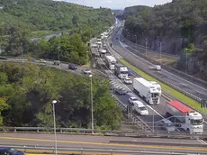 La coda giovedì pomeriggio in prossimità dell’ingresso autostradale del Lisert