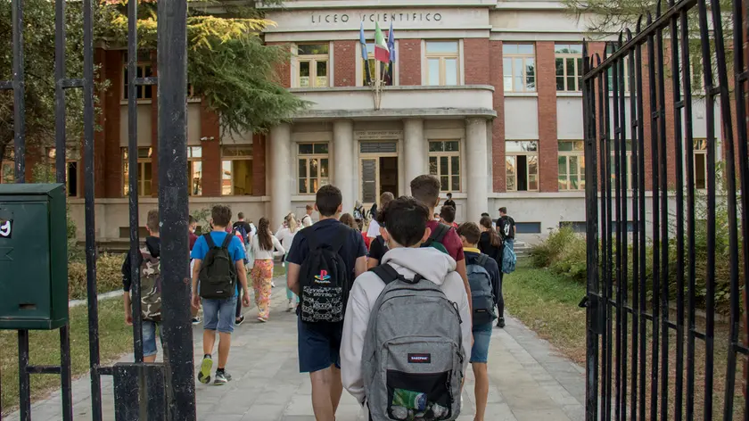 L’ingresso a scuola di un gruppo di liceali iscritti al Buonarroti di Monfalcone