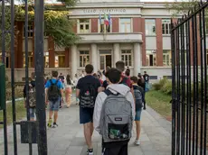 L’ingresso a scuola di un gruppo di liceali iscritti al Buonarroti di Monfalcone