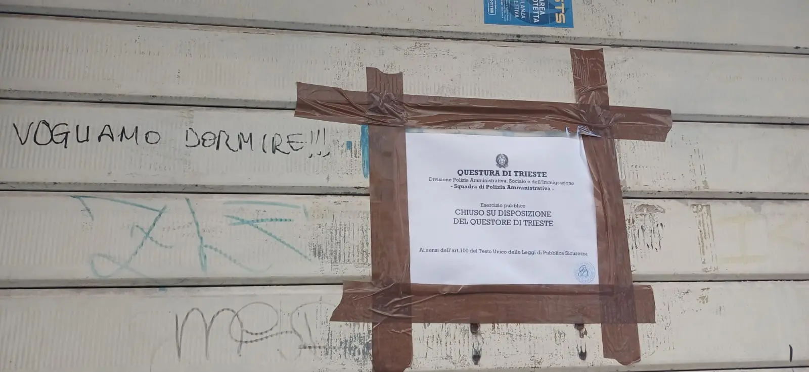 Il cartello appeso sulla saracinesca del bar di via Foscolo