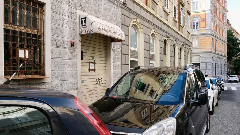 Il locale chiuso in via Foscolo (Silvano)