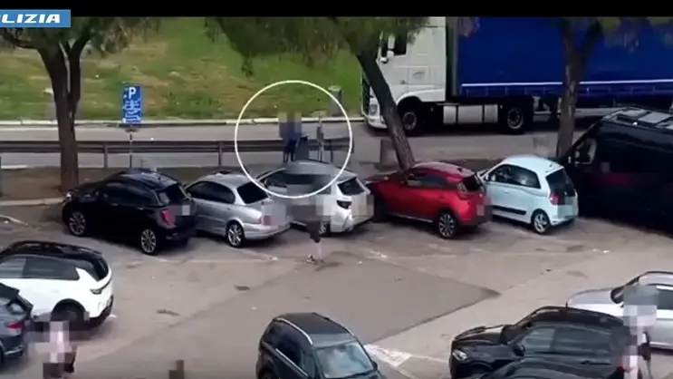 Un frame del video catturato dalle telecamere di sorveglianza