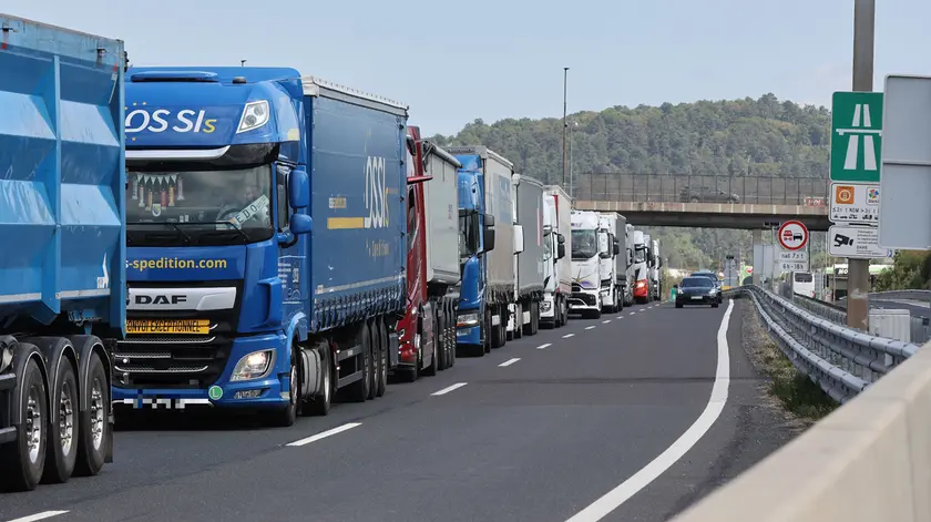 Le code al valico di Fernetti nei giorni scorsi (Lasorte)