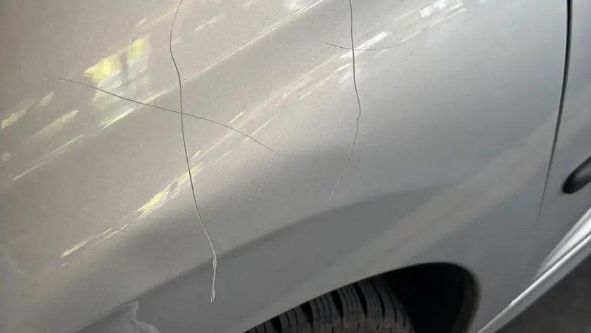 Una delle auto colpite nell’ultimo raid vandalico in via Santa Fosca