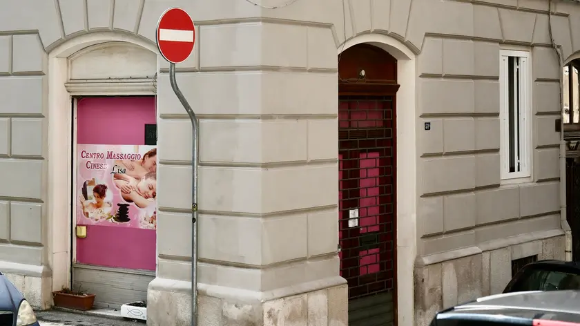 Il centro massaggi sequestrato in via San Francesco (Silvano)