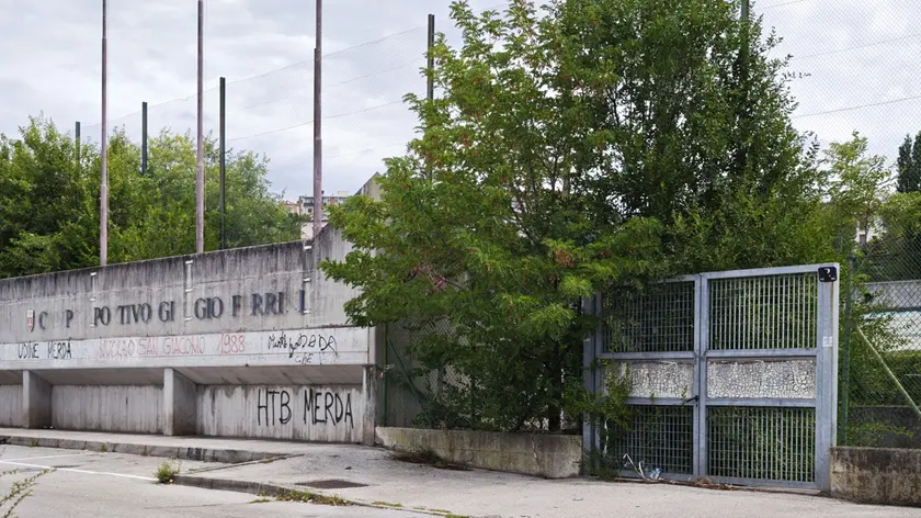 Lo stadio Ferrini a Ponziana, da anni in stato di disuso (fotoservizio Lasorte)