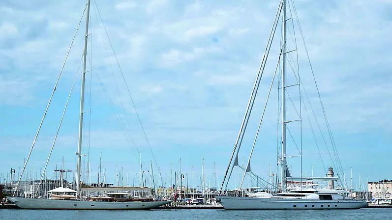I due yacht Halekai e Kaizen che in questi giorni hanno fatto sfoggio di sé in Marina San Giusto foto silvano