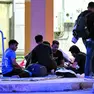 Un gruppo di migranti accampati in Largo Santos. La Questura ha annunciato l’imminente stop ai bivacchi notturni nell’area foto massimo silvano