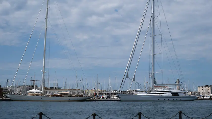 I due yacht Halekai e Kaizen che in questi giorni hanno fatto sfoggio di sé in Marina San Giusto (foto Silvano)
