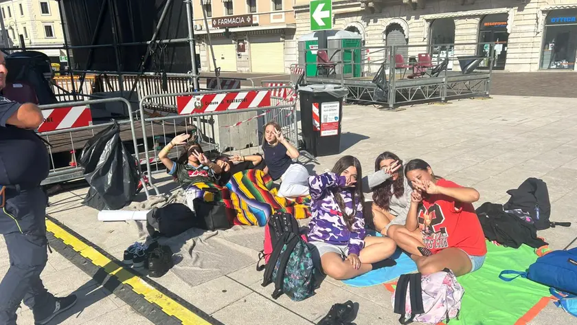 Le fan di Luchè arrivate sotto il palco alle 4 del mattino