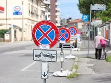 I cartelli lungo via Trieste in attesa delle riasfaltature (Tibaldi)