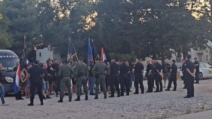 Reduci e poliziotti a Bencovazzo. Foto tratta da Facebook