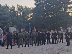 Reduci e poliziotti a Bencovazzo. Foto tratta da Facebook