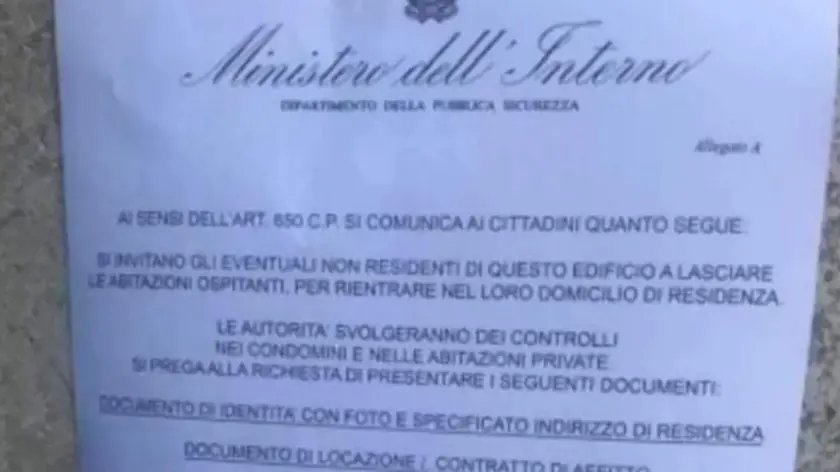 Il manifesto di falso avviso con logo ministeriale apparso in città