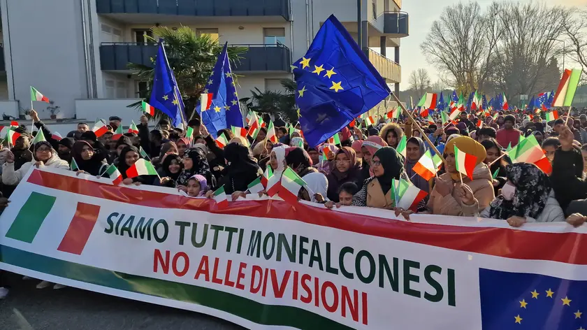 La manifestazione dell’antivigilia di Natale 2023, un corteo di oltre ottomila persone lungo le vie monfalconesi in cui si reclamò il diritto alla preghiera (Bonaventura)