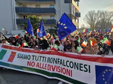 La manifestazione dell’antivigilia di Natale 2023, un corteo di oltre ottomila persone lungo le vie monfalconesi in cui si reclamò il diritto alla preghiera (Bonaventura)
