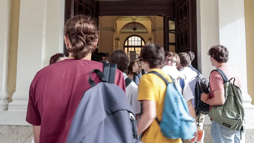 Studenti mentre entrano in classe per l’avvio di un nuovo anno scolastico
