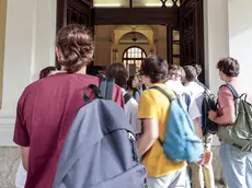 Studenti mentre entrano in classe per l’avvio di un nuovo anno scolastico